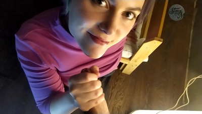 Τυπικό ρωσικό πορνό για το σπίτι με μια πλοκή με πούτσο και μια καλή βαθιά κατάποση